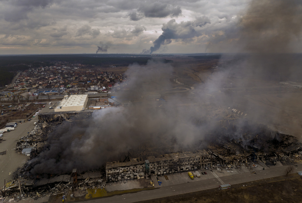 俄军3月6日勐烈砲轰基辅西郊的伊尔平（Irpin），附近的工厂和商店冒出阵阵浓烟。（美联社）(photo:ChinaTimes)