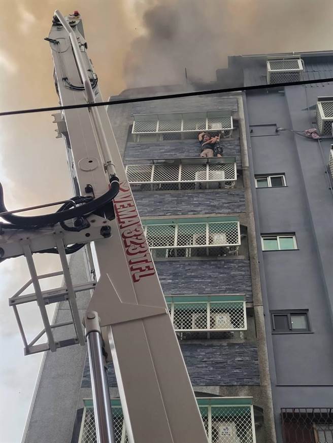中市兴中街大火，住户爬到高楼窗外求救，惊险万分。（民眾提供）