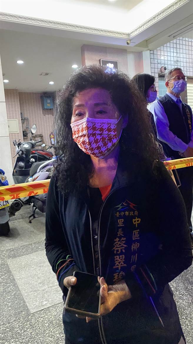 中市兴中街大火惨剧，柳川里长蔡翠碧疑惑惶恐地说：「好几个楼层，几乎是同时烧起来」。 （陈淑芬摄）