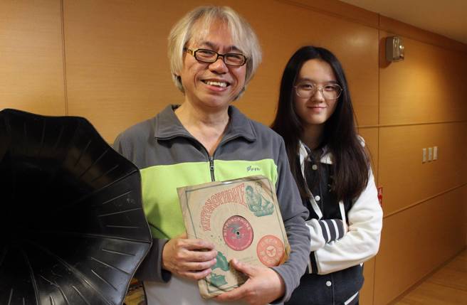 「爷孙恋」李坤城惊传病重，惊动好友急奔他老家探视，但结果是误会，他身体健康，跟林靖恩感情仍旧恩爱。(中时资料照片)