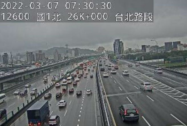 国道一号北上台北段7日上午发生4车连环撞，造成尖峰时段路段一度紫爆。（翻摄高公局）