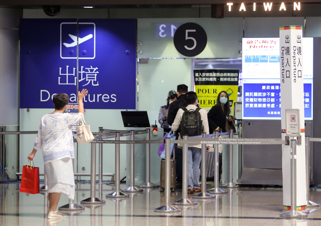 圖為桃園機場出境旅客。（資料照／陳麒全攝）