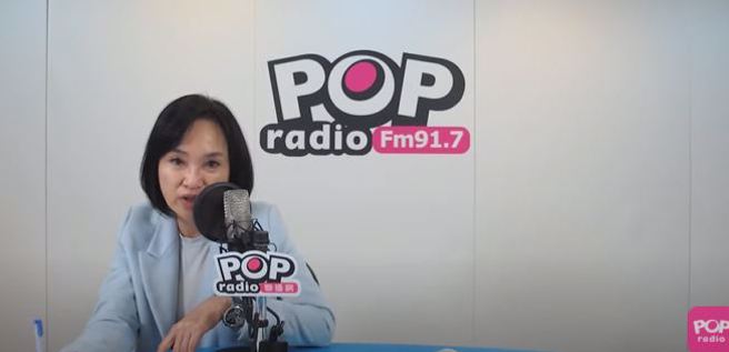 柯志恩評論新聞時事。(取自POP Radio聯播網youtube官方頻道)