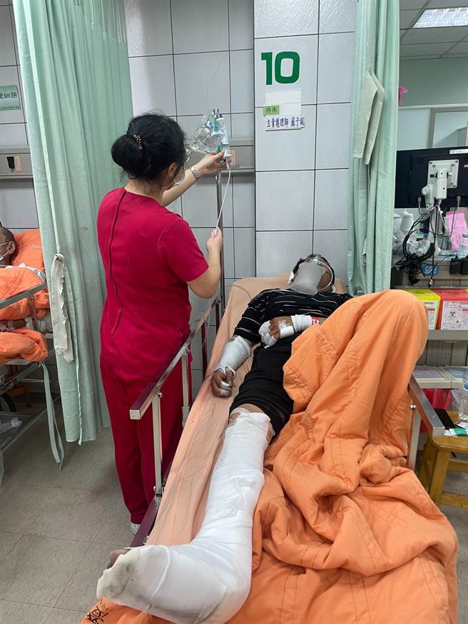 50歲邱姓男子則是雙耳燒傷、身上多處擦傷、右腳腳跟骨折還有嗆傷，右腳打石膏固定，因血中一氧化碳濃度太高，收住院觀察。（民眾提供／馮惠宜台中傳真）
