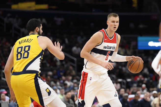 看着波尔金吉斯穿上巫师球衣还是有点不习惯。(美联社)