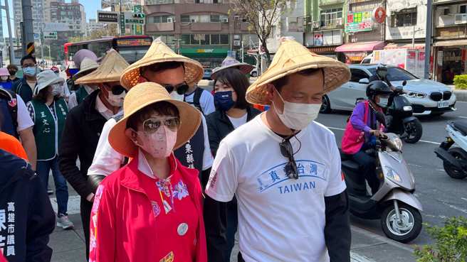 北市議員羅智強（右）之前徒步進行謝票之旅畫面。（資料照/柯宗緯攝）