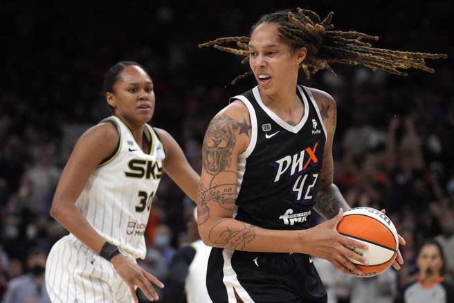 WNBA球星葛莱娜(右)携带大麻入境被查出，现遭拘留于俄国。（美联社资料照）