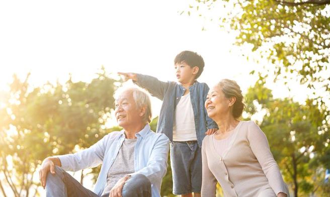 （面对超高龄社会 保障及退休规划更需及早准备，乐享晚年「亮利人生」。图／台新人寿提供）