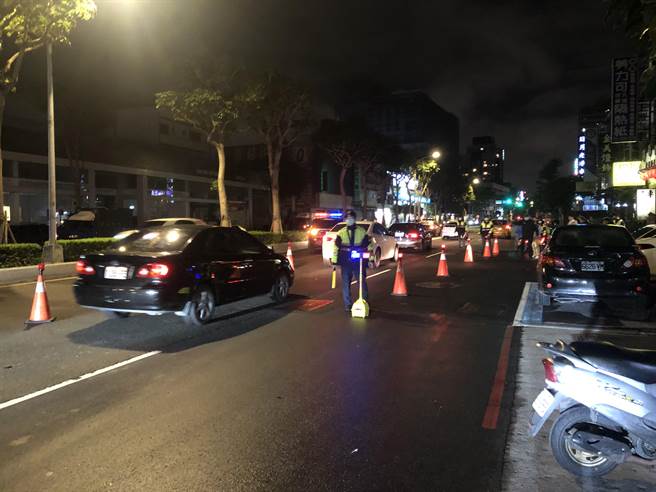 新北市土城警分局近期除了加强执法强度外，另规画专案防制稽查勤务，不定时拦查改装排气管车辆，今年至今已拦截近323台违规车辆。（蔡雯如翻摄）