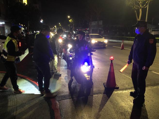 新北市土城警分局近期除了加强执法强度外，另规画专案防制稽查勤务，不定时拦查改装排气管车辆，今年至今已拦截近323台违规车辆。（蔡雯如翻摄）