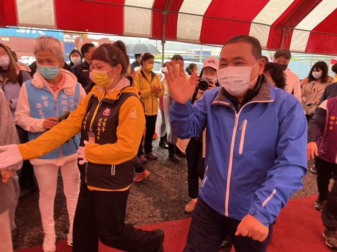 侯友宜上午参加汐止王母救世宫五朝清醮建醮动土典礼。（王扬杰摄）