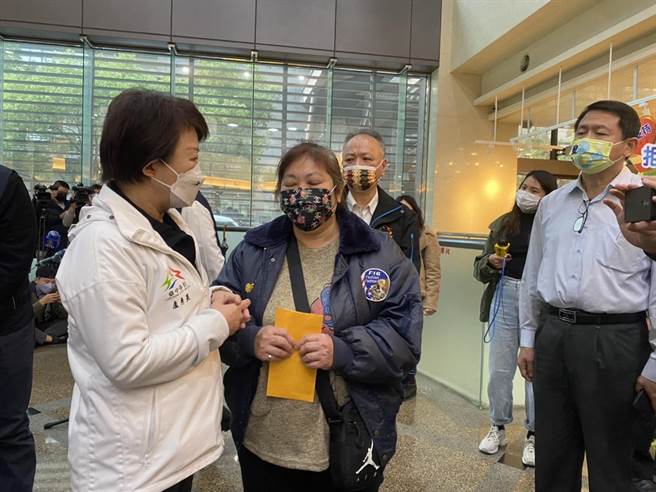 台中市长卢秀燕到医院探视患者，也向伤者家属致意。（冯惠宜摄）