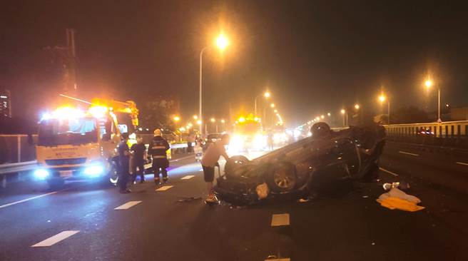 国道1号南向361.5公里近鼎金系统交流道7日凌晨0时发生车祸，一部自小客车翻覆，幸无人受伤。（翻摄照片／林瑞益高雄传真）