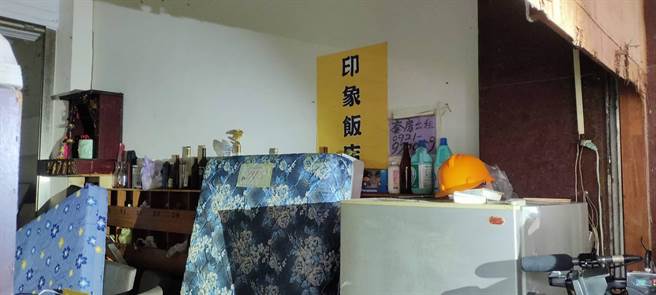 中区兴中街一栋7楼集合住宅发生火灾，1楼内部常堆满杂物。（民眾提供）