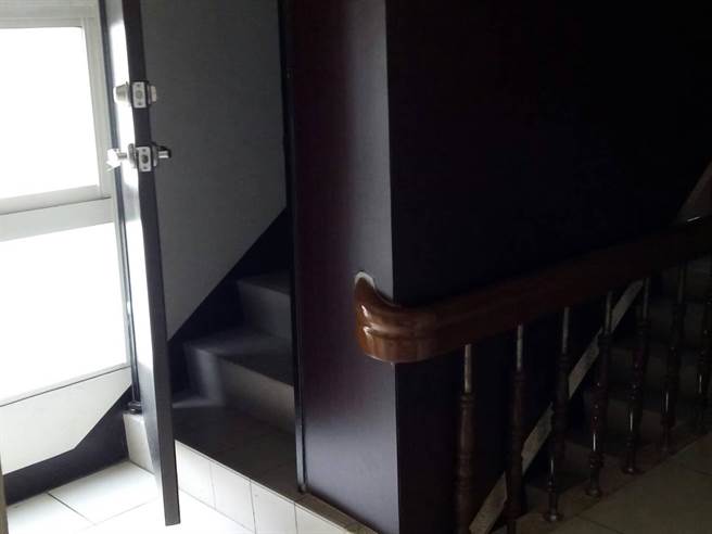 兴中街集合式住宅装安全门违规。（民眾提供）