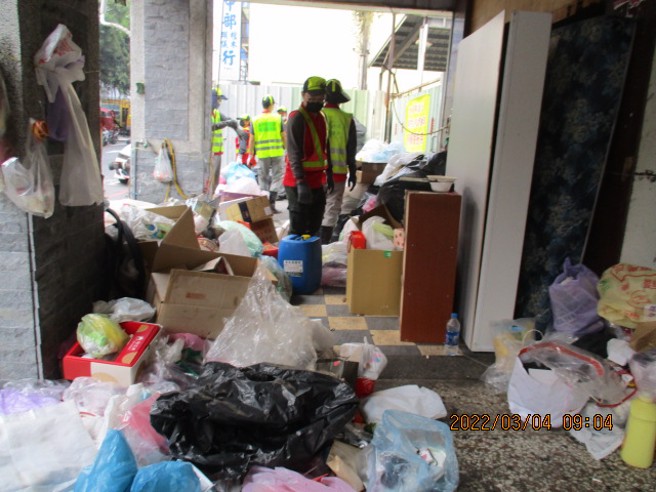 庄姓女屋主的妹妹长年拾荒，将大量的回收物堆积在大楼一楼与楼梯间，中市环保局本月4日才前往强制清除。（中区柳川里里长蔡翠碧提供／张妍溱台中传真）