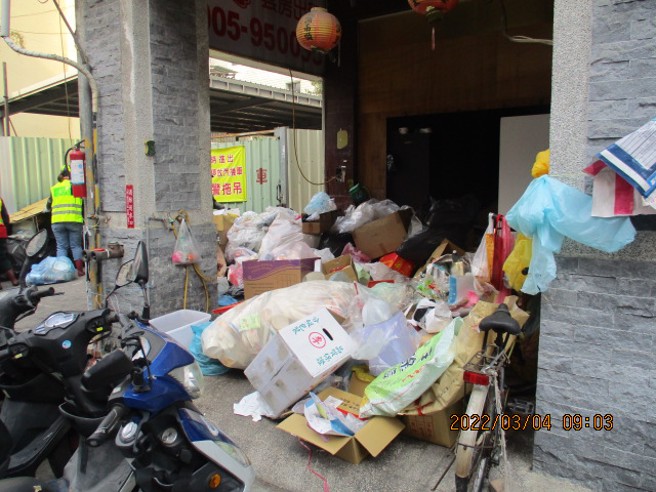 庄姓女屋主的妹妹长年拾荒，将大量的回收物堆积在大楼一楼与楼梯间，中市环保局本月4日才前往强制清除。（中区柳川里里长蔡翠碧提供／张妍溱台中传真）