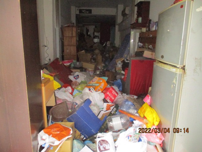 庄姓女屋主的妹妹长年拾荒，将大量的回收物堆积在大楼一楼与楼梯间，中市环保局本月4日才前往强制清除。（中区柳川里里长蔡翠碧提供／张妍溱台中传真）