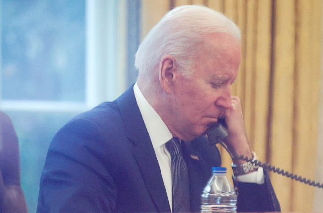 美国总统拜登在白宫椭圆形办公室（Oval Office）和乌克兰总统泽伦斯基（Volodymyr Zelensky）通电话的资料照。（路透）