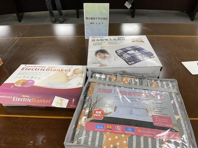 根據消保處檢測10件電熱毯結果顯示，商品標示不合格5件的廠牌型號分別為三樂事輕薄單人電熱毯MUB500、雙人電熱毯、尚朋堂微電腦雙人電熱毯SBL-212-1；臺製精品超導熱電熱毯ED-191、太陽牌韓國進口恆溫省電電毯SE-10。（李柏澔攝）