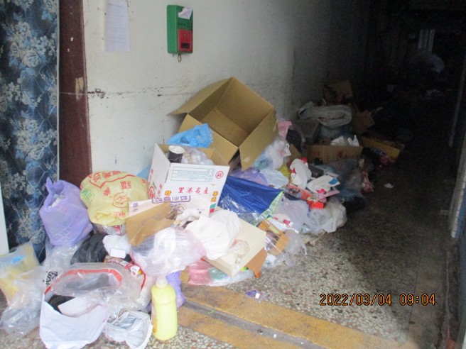 庄姓女房东的妹妹长年拾荒，将大量的回收物堆积在大楼一楼与楼梯间，阻挡出入动线。（中区柳川里里长蔡翠碧提供／张妍溱台中传真）
