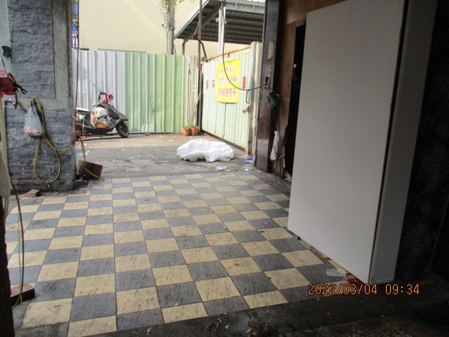 中市环保局4日一共清走大楼囤积的约1.1吨的垃圾与回收物，公共空间才终于恢復整洁。（中区柳川里里长蔡翠碧提供／张妍溱台中传真）