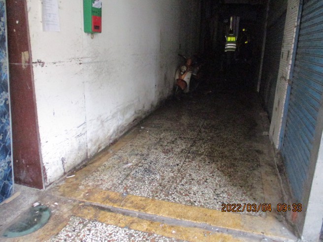 中市环保局4日一共清走大楼囤积的约1.1吨的垃圾与回收物，公共空间才终于恢復整洁。（中区柳川里里长蔡翠碧提供／张妍溱台中传真）