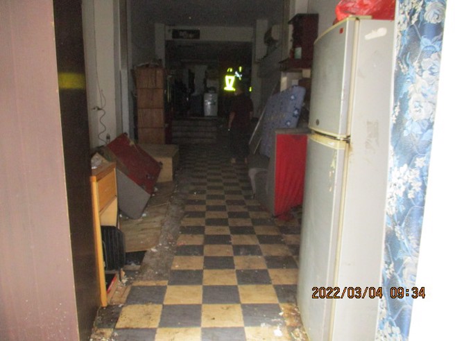 中市环保局4日一共清走大楼囤积的约1.1吨的垃圾与回收物，公共空间才终于恢復整洁。（中区柳川里里长蔡翠碧提供／张妍溱台中传真）