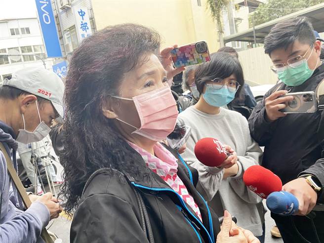 柳川里长蔡翠碧今天说，庄姓女房东长期把资源回收物塞满楼梯间，屡劝不听，还曾去法院告环保局3次，调解委员会曾找她去调解都不去！（张妍溱摄）