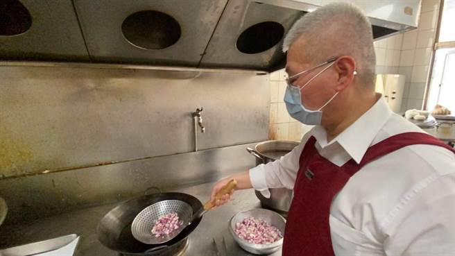 婦女節前夕，台南市政府警察局長方仰寧下廚製作紅蔥頭酥給女性同仁。（台南市警察局提供／張毓翎台南傳真）