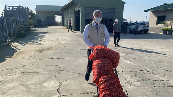 方仰寧親自前往七股區採購150斤的紅蔥頭。（台南市警察局提供／張毓翎台南傳真）