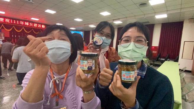 許多收到局長親製紅蔥酥罐的女性人員驚喜連連，直呼「好幸福！」（台南市警察局提供／張毓翎台南傳真）