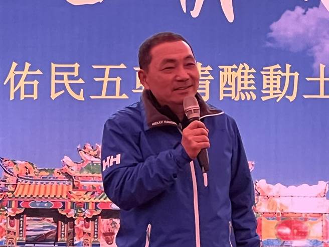 侯友宜上午出席汐止王母救世宫五朝清醮建醮动土典礼。（王扬杰摄）