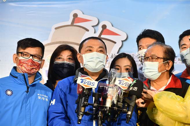 新北市长侯友宜表示，每一个人自己有一些想法跟规画，都要给予尊重，为新北市的市民，大家努力的做事，都乐观其成。（叶书宏摄）