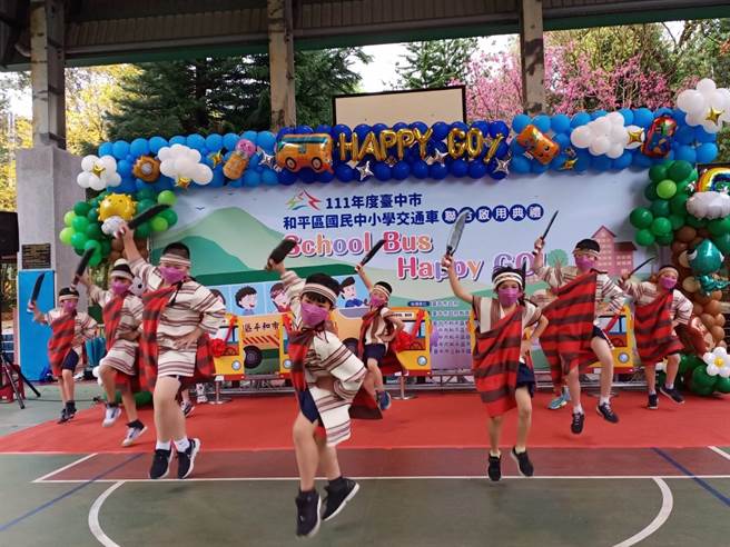 和平国小学生原住民舞蹈表演炒热气氛。（台中市教育局提供）