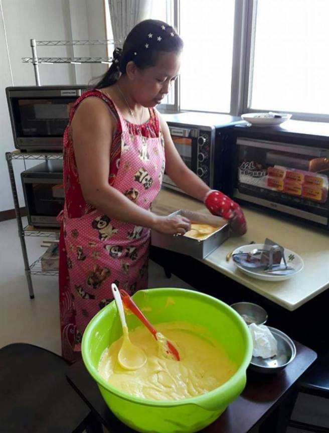 莫愛芳副業賣自製蛋糕有一大批忠實消費者。（客家電視台提供）