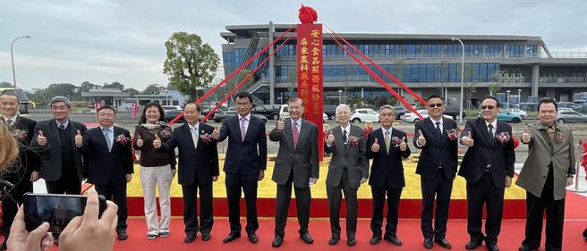 （安心食品（MOS摩斯汉堡）今（3/7）于屏东农业生物科技园区举办食品加工厂动土典礼，由东元餐饮集团黄茂雄会长率安心食品公司主管参加。图／安心食品）