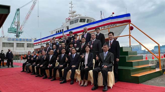 今首艘100噸級巡緝艇在台船高雄廠舉行命名暨下水典禮，由行政院長蘇貞昌及台船公司董事長鄭文隆共同主持，並邀請財政部關務署長謝鈴媛擔任命名擲瓶人。（柯宗緯攝）