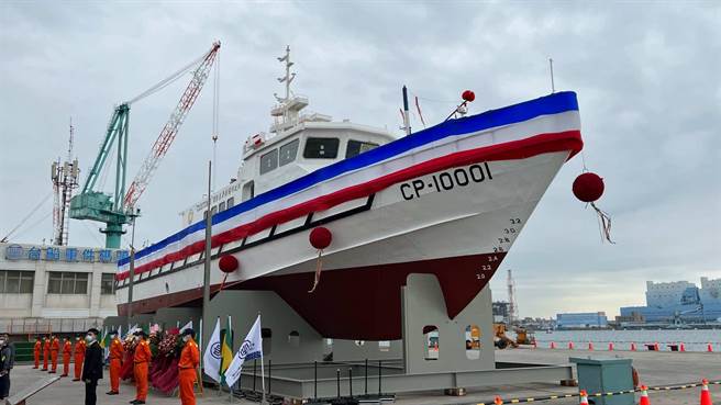 今首艘100噸級巡緝艇在台船高雄廠舉行命名暨下水典禮，由行政院長蘇貞昌及台船公司董事長鄭文隆共同主持。（柯宗緯攝）