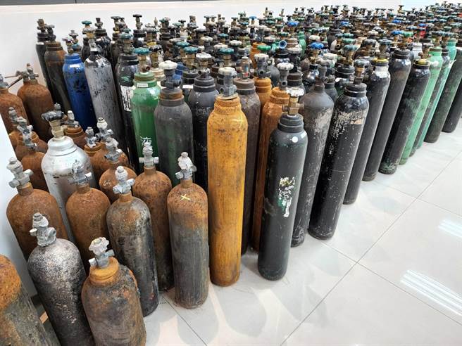 北市刑警大隊在桃園一處鐵皮工廠內查獲大量用於分裝笑氣的鋼瓶。（警方提供／李文正台北傳真）