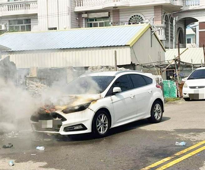 柯男將自小客車停放在沙鹿區金星二巷路邊，質疑因燃放鞭炮方造成引擎蓋被燒毀？（擷取自臉書「沙鹿之美」）