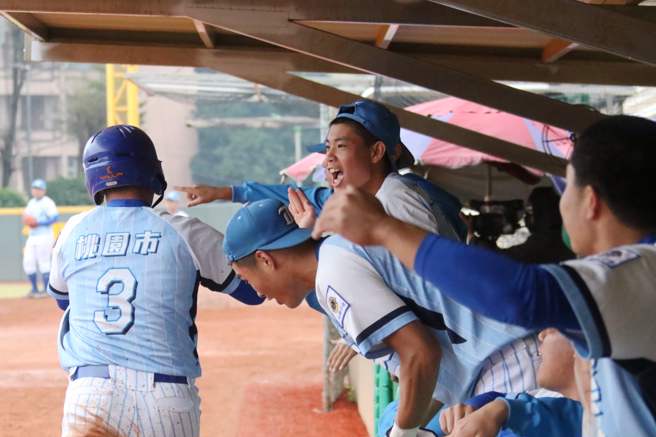 大溪高中逆转高苑工商，夺下110学年度高中木棒联赛季军。（学生棒联提供）