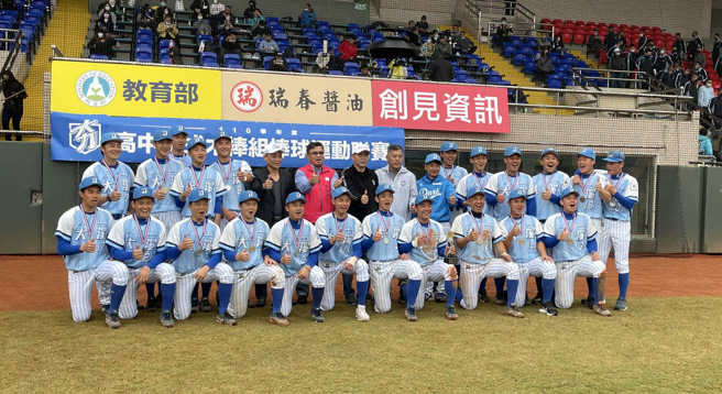 大溪高中逆转高苑工商，夺下110学年度高中木棒联赛季军。（毛琬婷摄）