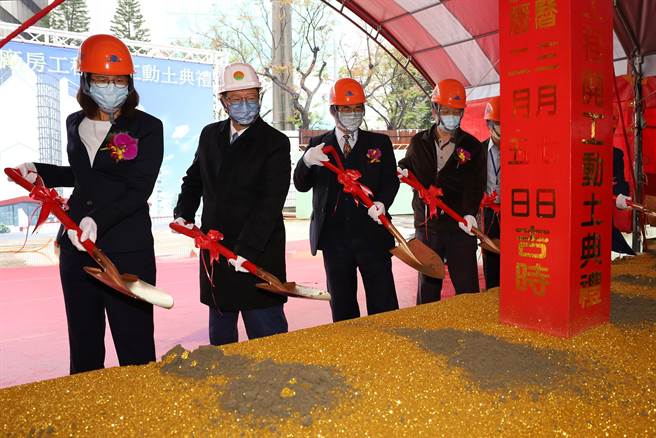 县长杨文科（左二）受邀出席旭德科技第四厂房动土典礼。（新竹县政府提供／罗浚滨新竹传真）