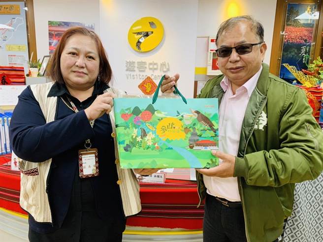 參山處長曹忠猷專程上山表揚及感謝解說員莊美雲。（參山處提供）