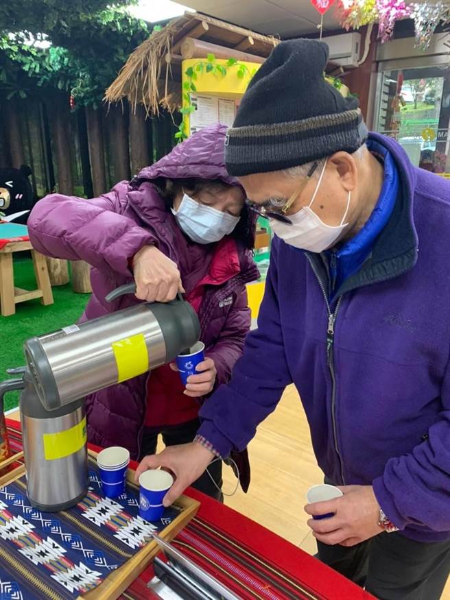參山處梨山遊客中心啟動貼心服務，備有熱薑茶讓遊客暖身。（參山處提供）