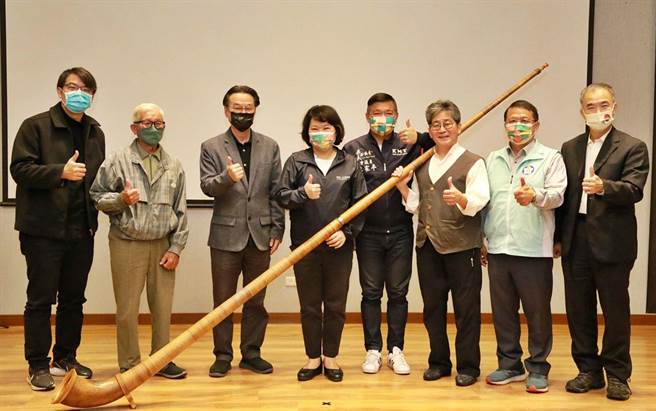 2022嘉义国际艺术纪录影展特映活动，展示瑞士传统乐器阿尔卑斯号，市长黄敏惠（左四）欢迎大家来看影展。（嘉义市府提供）