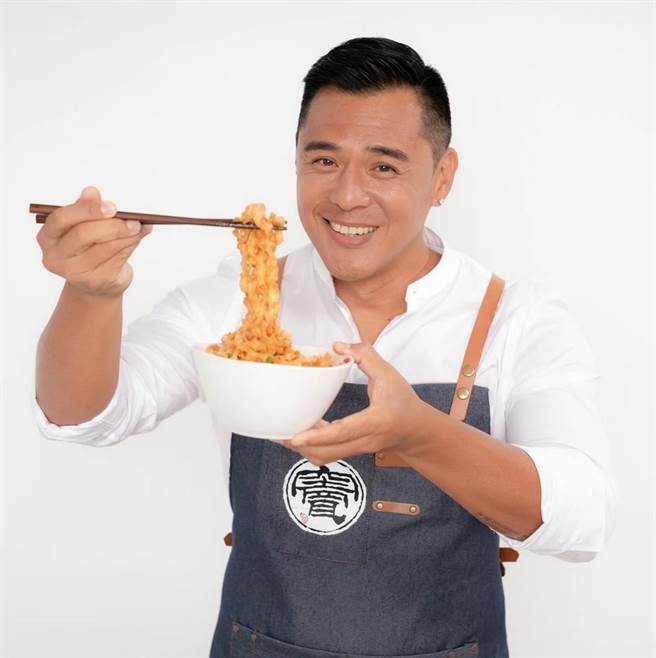 窦智孔斥资7位数插旗拌麵市场。 （窦阵麵提供）