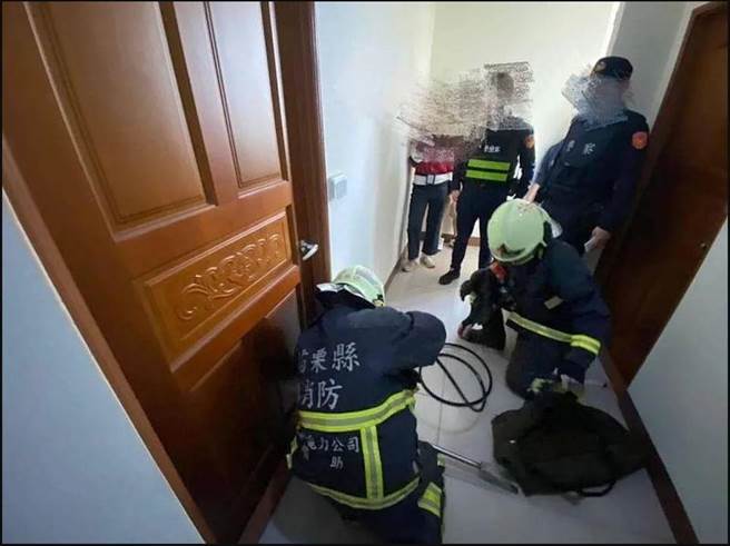 警消人员破门而入，徐男一脸错愕站在门边。（翻摄照片／李京升苗栗传真）