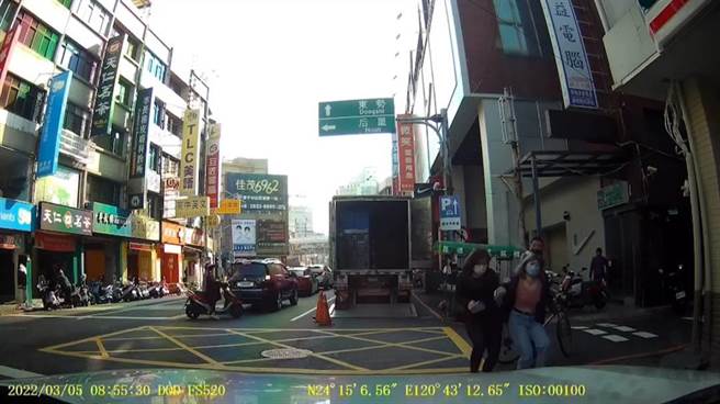 单车男子拿出一灌喷雾器喷向两名女路人，两人吓得花容失色赶紧逃跑。（记者爆料网提供／陈淑娥台中传真）